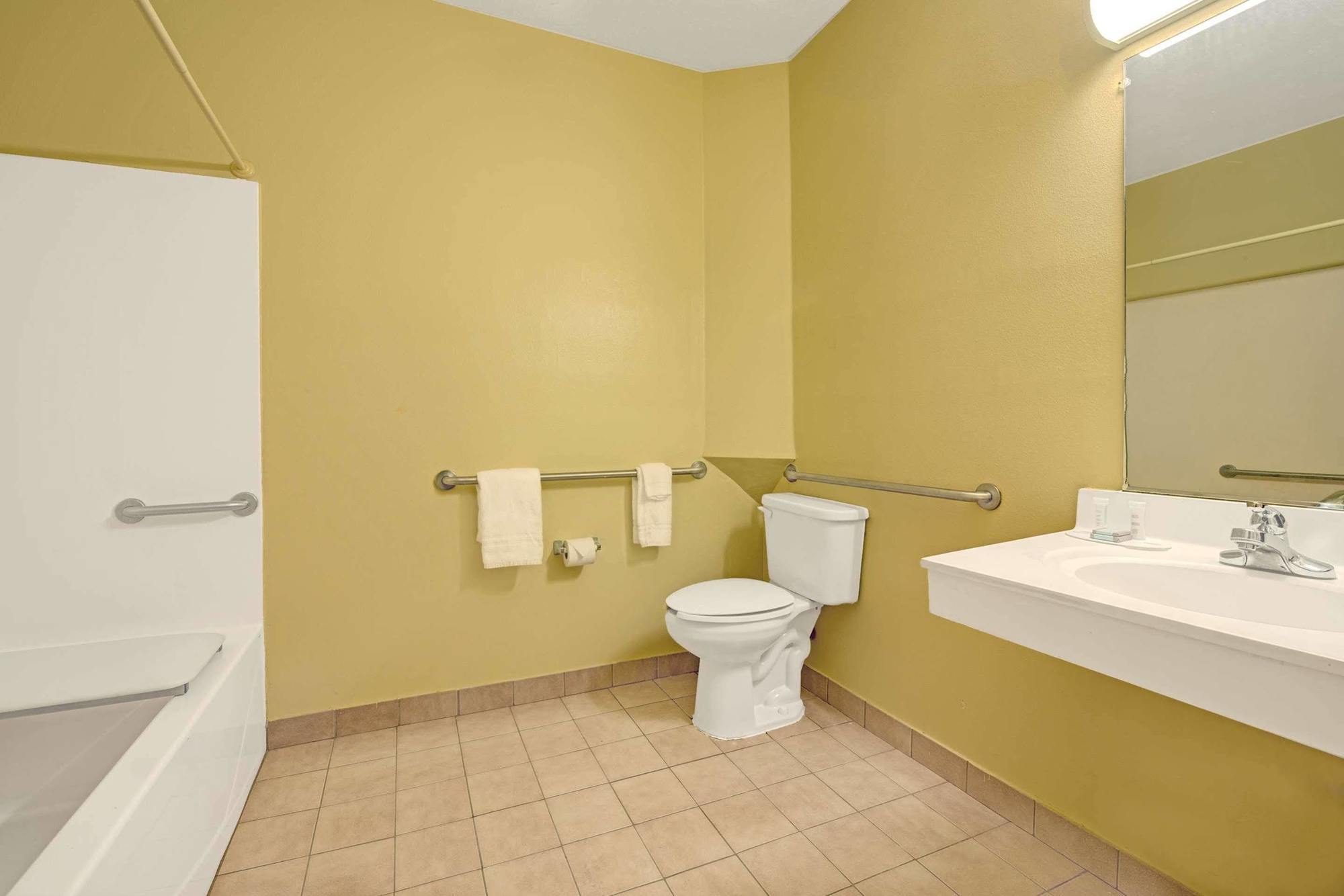 Days Inn & Suites By Wyndham Augusta Near Fort Eisenhower Eksteriør bilde
