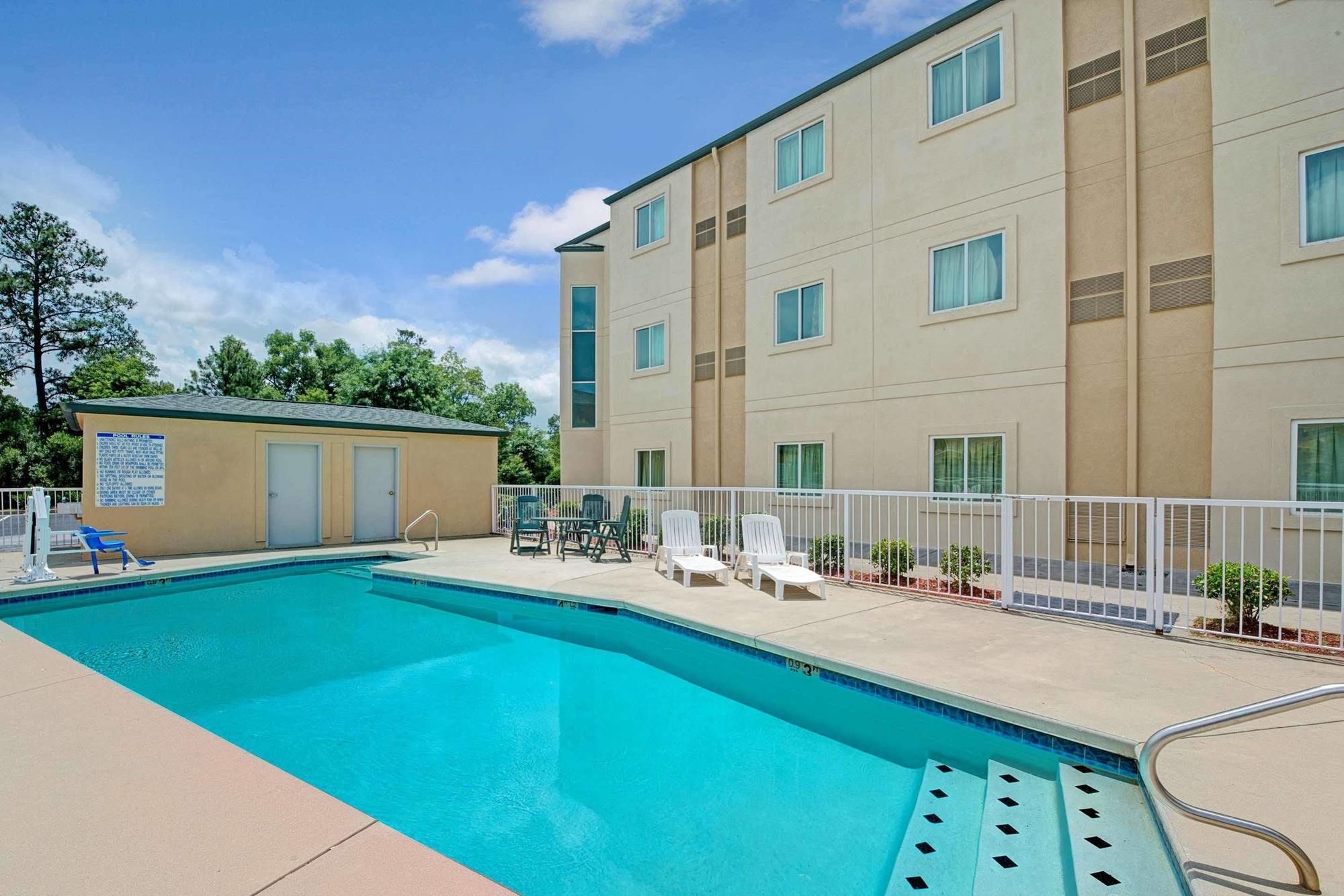 Days Inn & Suites By Wyndham Augusta Near Fort Eisenhower Eksteriør bilde