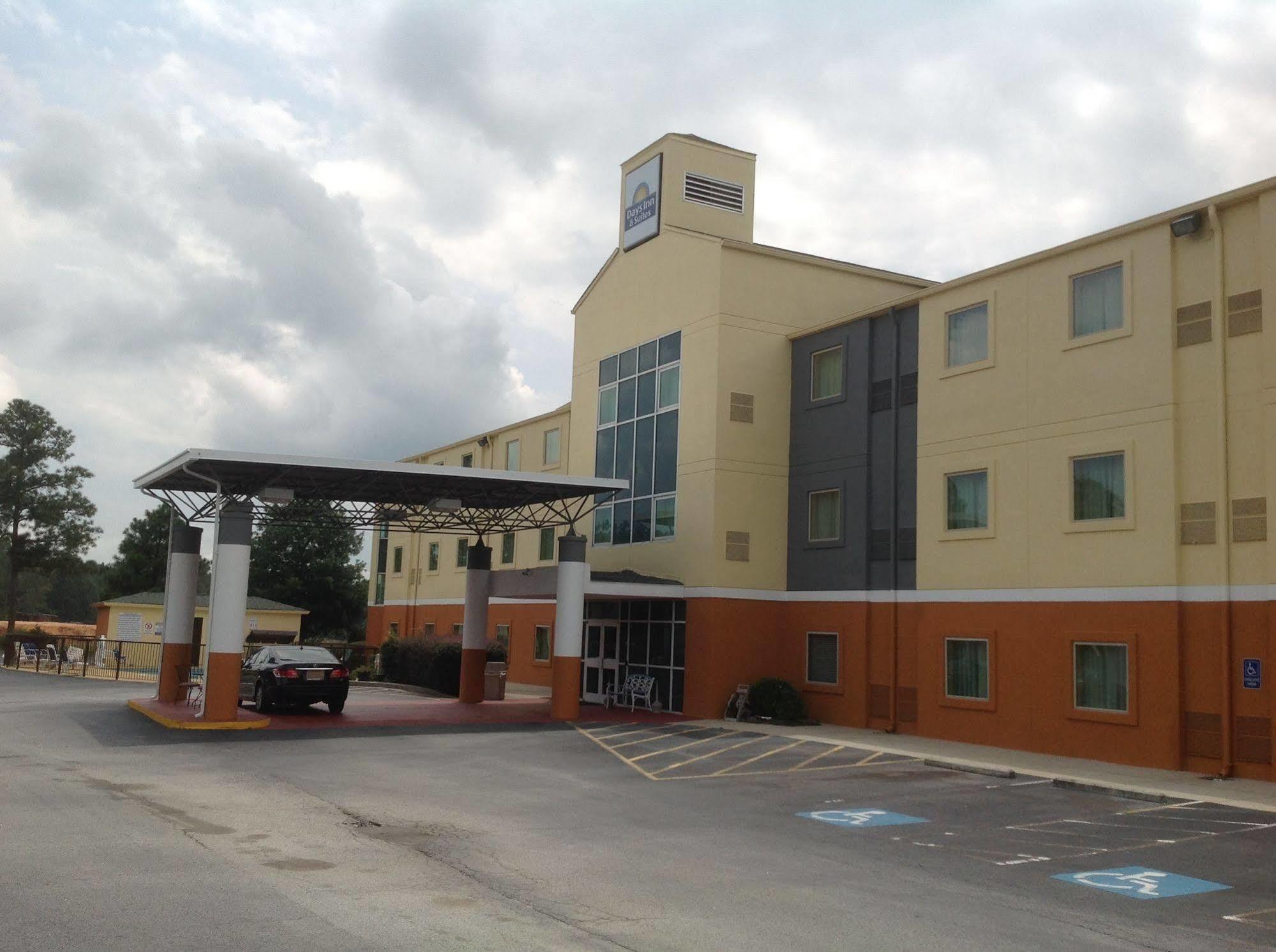 Days Inn & Suites By Wyndham Augusta Near Fort Eisenhower Eksteriør bilde