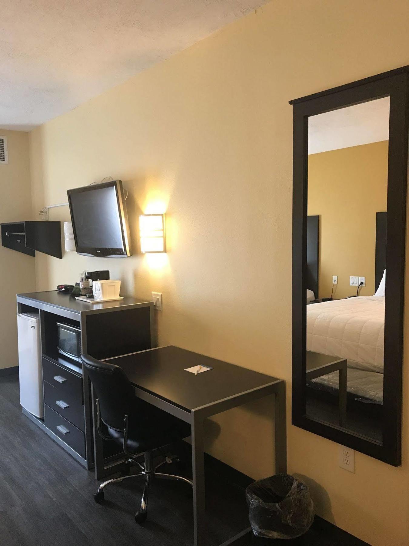 Days Inn & Suites By Wyndham Augusta Near Fort Eisenhower Eksteriør bilde